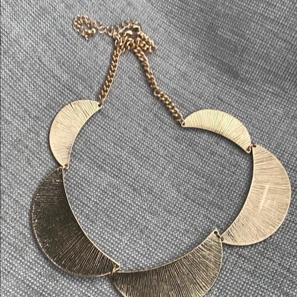 ⭐️HP⭐️Liz Claiborne  Urban printed gold tone necklace - Picture 3 of 13